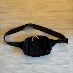 Lululemon like new - Everywhere Belt Bag Large 2L